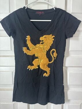Raw7 V-Neck T-Shirt "Lion" - Black
Raw7 V-Neck T-Shirt “Lion” black